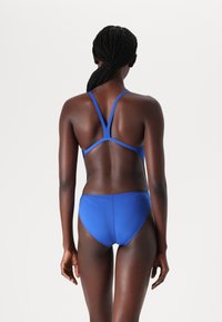 Arena WOMEN'S TEAM SWIMSUIT CHALLENGE SOLID - Traje de baño - royal/white
