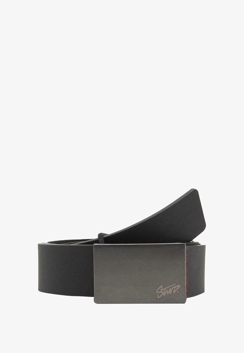 Črni usnjeni pas s pravokotno mat sivo kovinsko sponko in subtilnim rdečim šivom na robu.