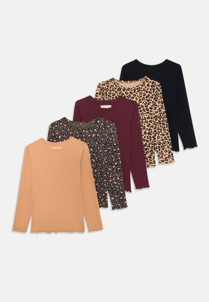 Sett med seks langermede topper i forskjellige farger: beige, burgunder, svart, og mønstre inkludert leopard og rosa hjerte motiv. Teksturert nederkant.