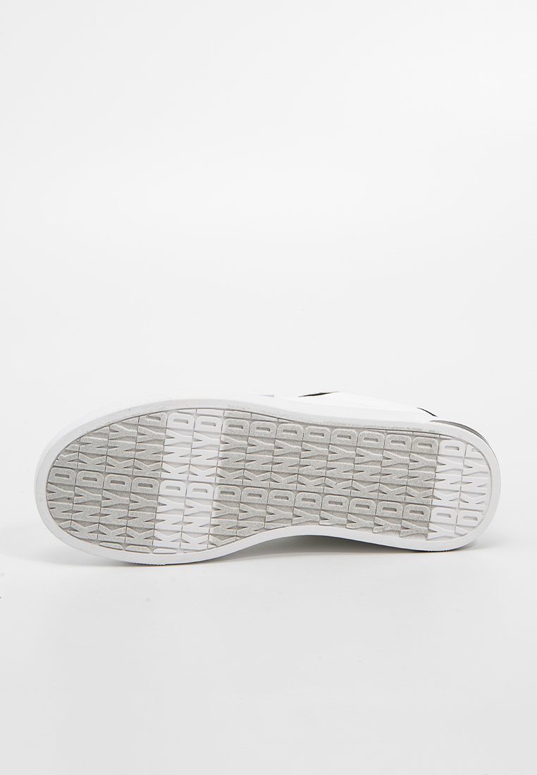 Witte sneakersole met een patroonoppervlak met het "DKNY" logo. Glad rubbermateriaal, licht verhoogde randen en een ronde hak.
