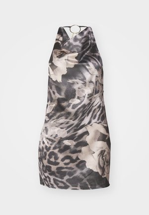 Vestido halter em preto e cinza com padrão floral e estampado de leopardo, apresenta um detalhe circular dourado na gola e uma textura suave e lisa.