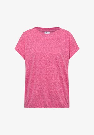 Blouse rose à manches courtes avec un motif subtil de feuilles sur l'ensemble et un col rond, étiquette "Cecil" à l'intérieur du col.