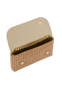 Geweven beige clutch met een textuur aan de buitenkant, gouden kettingdetail aan de binnenkant en een gladde beige voering. Sluit met twee drukknoopjes.