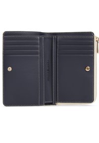 Εσωτερικό πορτοφολιού από τεχνητό δέρμα σε ναυτικό μπλε χρώμα με πολλαπλές υποδοχές για κάρτες, φερμουάρ σε θήκη και αντίθετο κέντημα σε κρεμ χρώμα. Ορατό το λογότυπο της μάρκας.