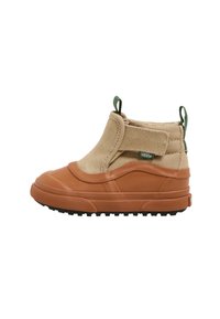 Botines de ante marrón claro con suela de goma marrón, que presentan un acabado texturizado, una correa elástica lateral y una lengüeta verde para facilitar su uso.