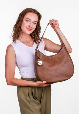 Hnědá kožená kabelka s kulatým silhouette, krátkým ramenním popruhem a kulatou visačkou. Hladký povrch a jemné detaily prošívání.