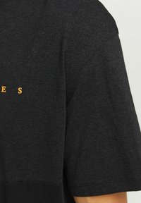 Jack & Jones LOGO RUNDHALS - T-shirts print - black