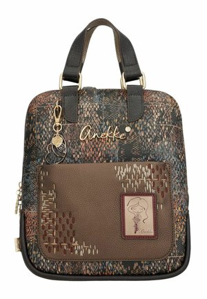 Borsa quadrata con motivo testurizzato multicolore, manici neri, tasca frontale marrone, logo dorato del marchio "Anekke," e un piccolo ciondolo attaccato al manico.
