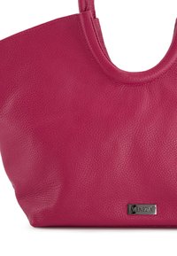 Sac fourre-tout en cuir fuchsia avec une texture lisse, un haut arrondi et une plaque logo métallique "Venezia" sur le devant.