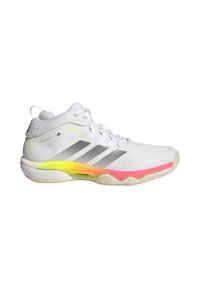 Baskets montantes blanches Adidas avec des rayures grises, des accents jaunes et roses sur la semelle intermédiaire, et une tige en mesh pour la respirabilité.