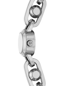 Pulsera de metal plateado con eslabones entrelazados y acentos circulares. Presenta una esfera de reloj redonda con un logo grabado en el costado.