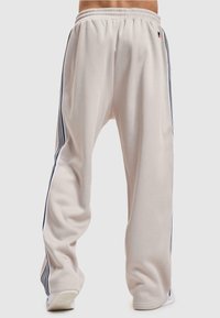 FUBU CORPORATE MESH - Treningo apatinė dalis - creme black