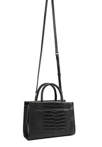 Zwarte handtas met een gestructureerd krokodillenpatroon, dubbele handvatten en een afneembare schouderriem. Beschikt over een ritssluiting en een platte bodem.