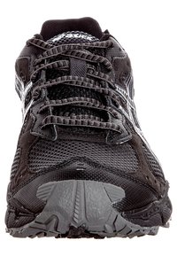 Chaussure de sport noire avec tige en mesh et synthétique, dotée de lacets plats, de bandes réfléchissantes et d'une semelle extérieure en caoutchouc texturé pour l'adhérence.