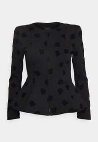 Černá bunda s přiléhavým střihem a volánem v dolní části. Obsahuje jemný vzor černých papírových letadel a přední zip.