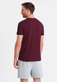 Ombre WITH CONTRASTING - Jednoduché tričko - burgundy