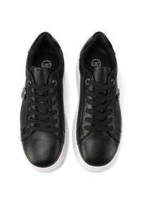 Sneakers neri con una tomaia in pelle liscia, pannelli testurizzati, lacci piatti e una suola in gomma bianca. Presenta un accento del logo metallico rotondo.