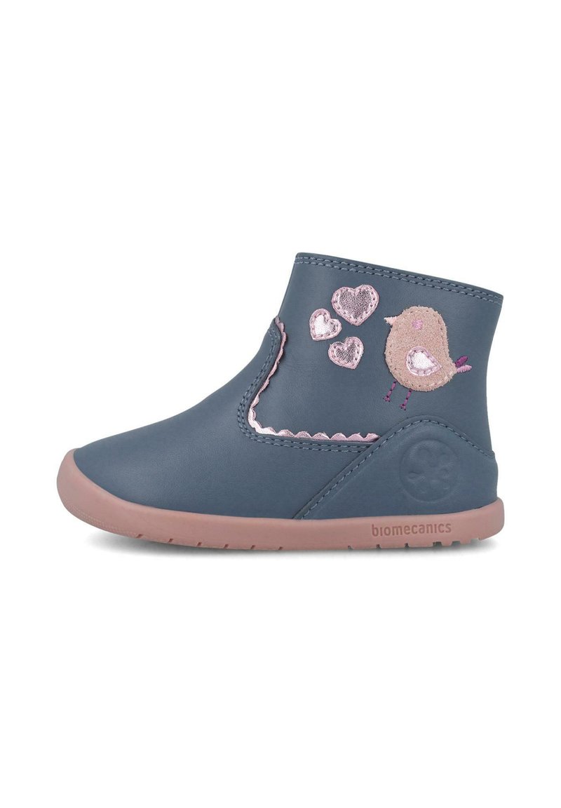 Bota de cuero azul hasta la mitad de la pantorrilla con bordados de corazón y pájaro en rosa, acentos con volantes y suela de goma rosa clara.
