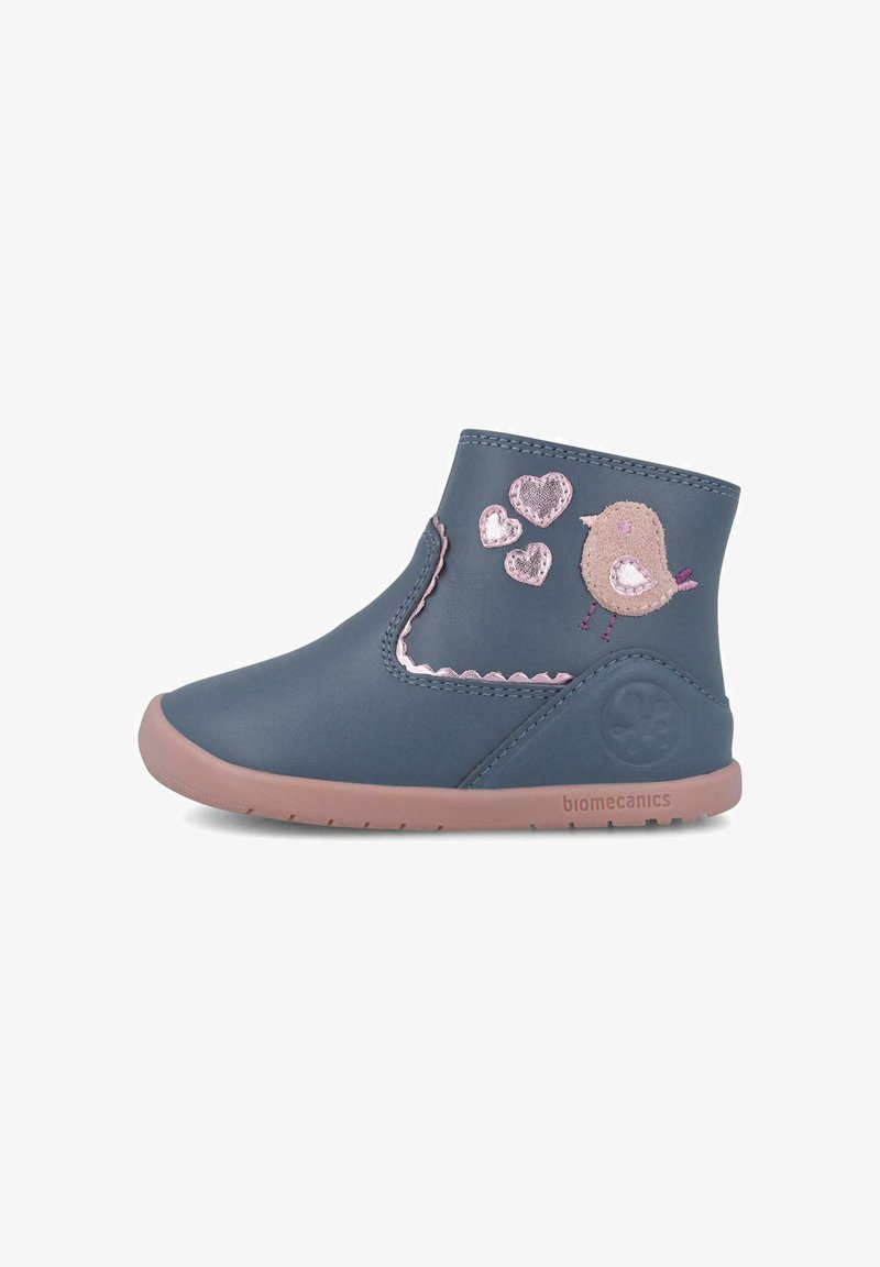 Bota de cuero azul hasta la mitad de la pantorrilla con bordados de corazón y pájaro en rosa, acentos con volantes y suela de goma rosa clara.