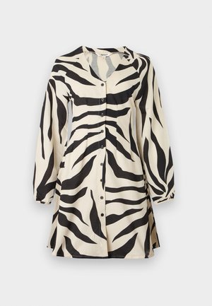 Robe boutonnée à manches longues avec des rayures zèbre noires et blanches, une taille cintrée et une légère évasement à l'ourlet.