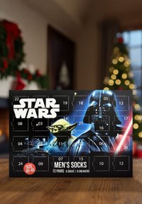 Calendario dell'avvento a tema Star Wars con Yoda e Darth Vader, design della scatola nera con porte numerate e etichetta rossa, contiene 12 paia di calzini da uomo.
