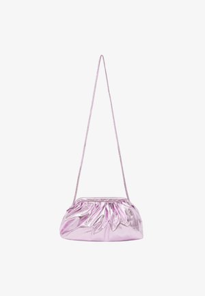 Fémes rózsaszín válltáska, gyűrött dizájnnal és állítható pánttal. Simább textúrájú, fényes felülettel. Kompakt forma, tetején nyitott.