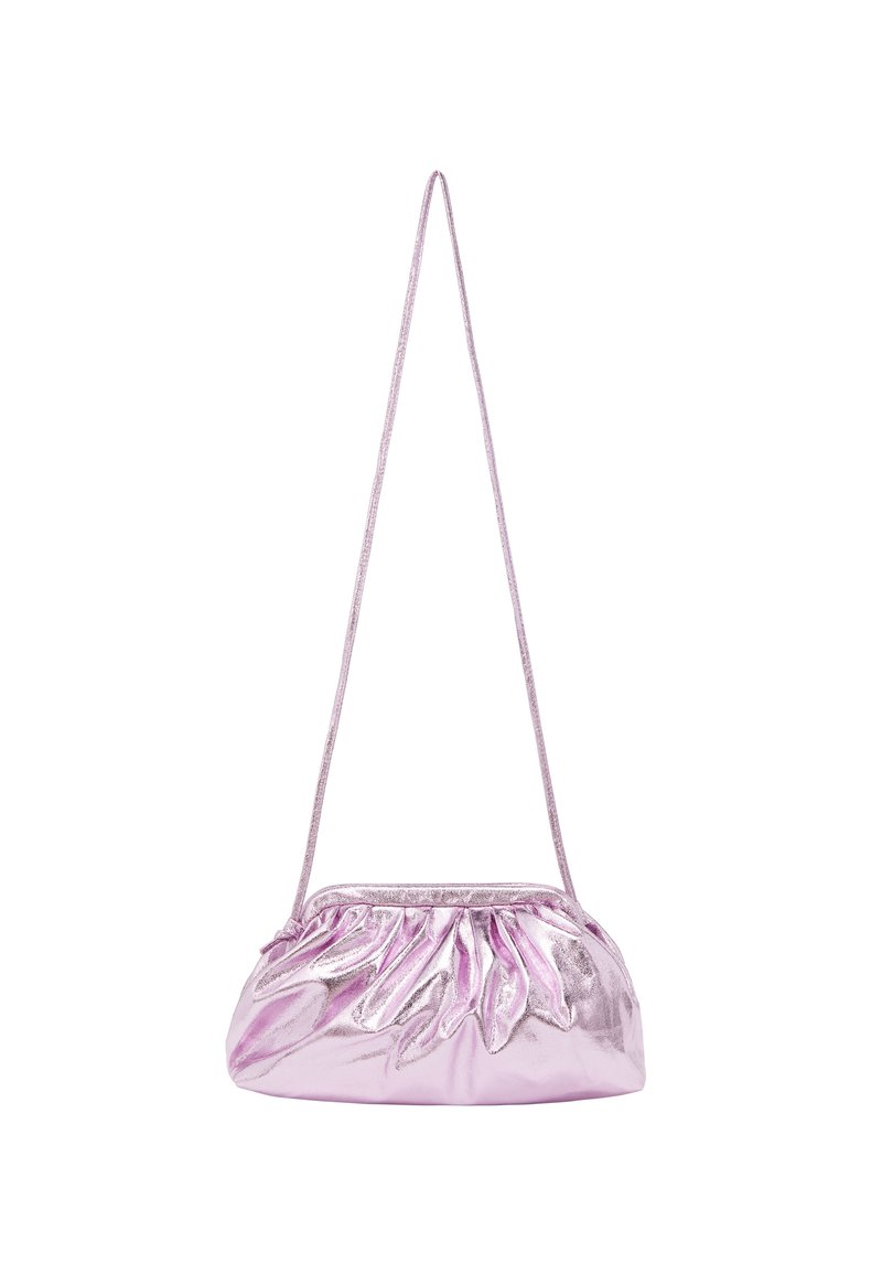 Metallic pink skuldertaske med sammensnørende design og justerbar rem. Glat tekstur med en skinnende finish. Kompakt form med en åbning i toppen.