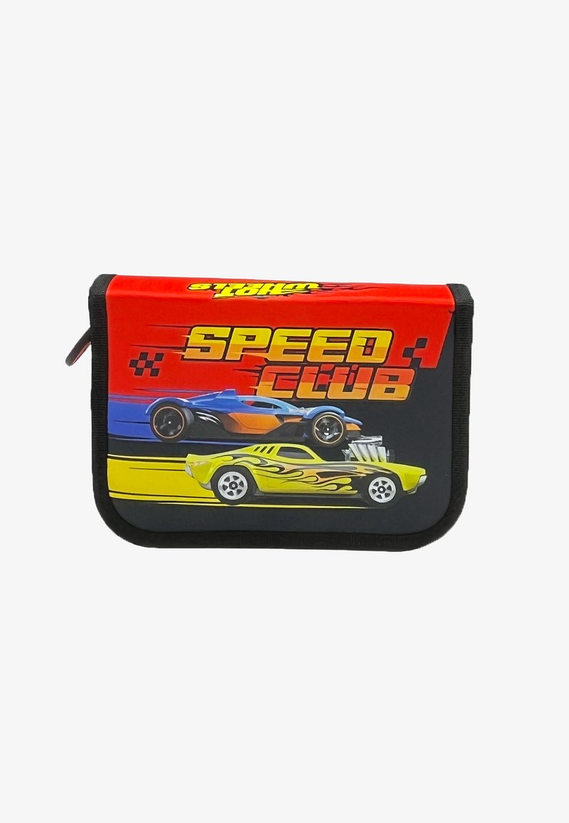 Étui zippé rouge avec le texte "SPEED CLUB". Le design comprend deux voitures de course colorées sur un fond noir ; finition texturée.
