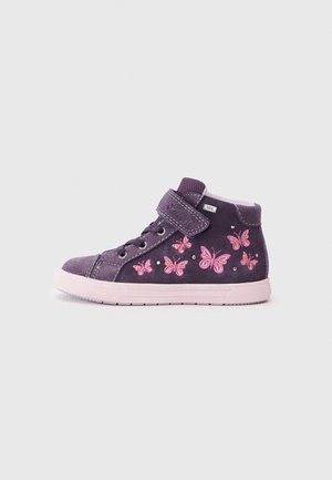 Zapatillas altas de ante morado con bordado de mariposas rosa, que cuentan con una correa de velcro, puntera redonda y suela de goma texturizada.