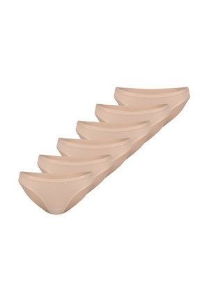 Sześć beżowych damskich bawełnianych majtek typu bikini ułożonych w diagonalnym rzędzie na białym tle.