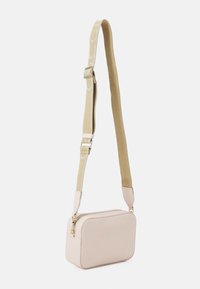 Torba na ramię w miękkim beżowym teksturowanym materiale, prostokątnym kształcie, z złotym zamkiem i wzorzystym oliwkowo-zielonym regulowanym paskiem.