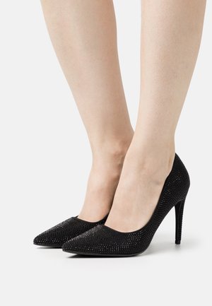 Chaussures à talons hauts noires avec un design à bout pointu, recouvertes de strass, avec une texture lisse et un talon stiletto fin.
