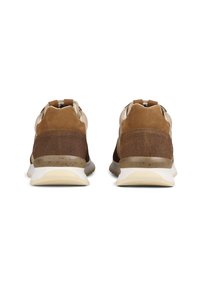 Zapatillas deportivas marrones que presentan una combinación de material de malla y ante, con una suela de color crema y un distintivo diseño en el talón trasero.