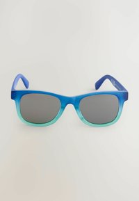Occhiali da sole con gradiente blu e verde, forma rettangolare, lenti grigie e bracci leggermente curvi. Realizzati in un materiale plastico liscio.