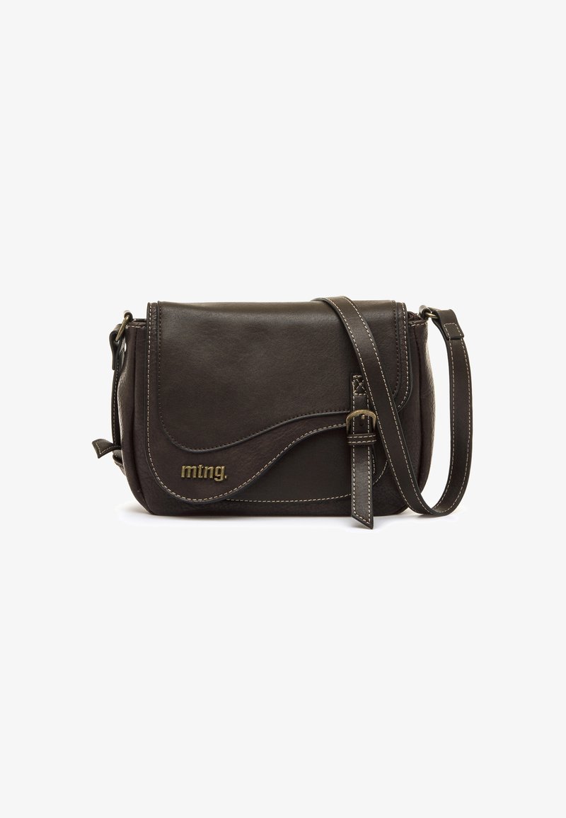 Bolso bandolera de cuero marrón oscuro con correa ajustable, cierre de solapa, costuras en contraste y pequeño logo metálico "mtng." en la parte delantera.
