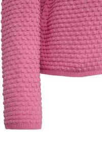Roze trui met een fijn bobbelpatroon, geribbelde manchetten en zoom, gemaakt van zacht materiaal. Close-upweergave van het mouwdetail.