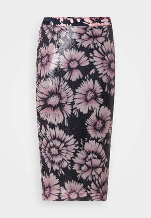 Falda lápiz floral con base negra, que presenta patrones de flores en rosa y blanco. Confeccionada en tejido de lentejuelas, acentuando la textura y el diseño.