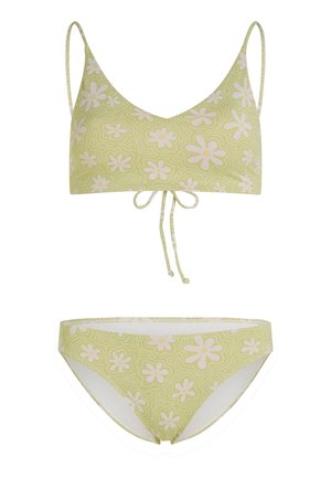 Zelená květinová bikiny souprava s květinovým vzorem. Vrchní díl má úzká ramínka a zavazování vpředu; spodní část má klasický vykrojený střih bikin.