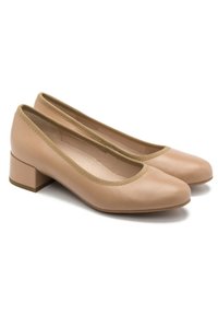 Chaussures en cuir beige à talon bloc, à bout arrondi, dotées d'une semelle extérieure texturée et d'un bord contrastant vert le long de l'ouverture.