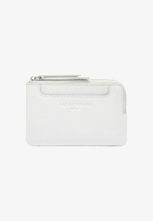 Biały skórzany portfel o teksturowanej powierzchni, z zamknięciem na zamek i wytłoczonym logo z przodu. Kompaktowy, prostokątny kształt, minimalistyczny design.