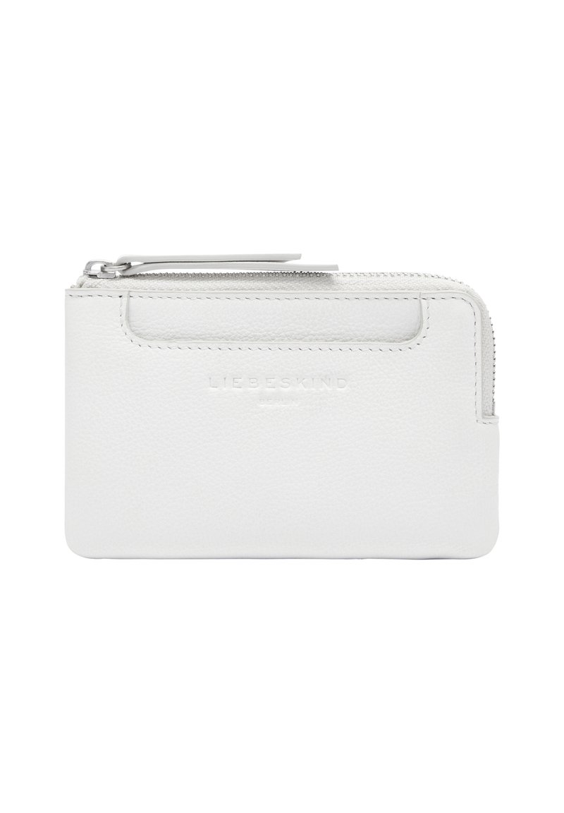 Biały skórzany portfel o teksturowanej powierzchni, z zamknięciem na zamek i wytłoczonym logo z przodu. Kompaktowy, prostokątny kształt, minimalistyczny design.