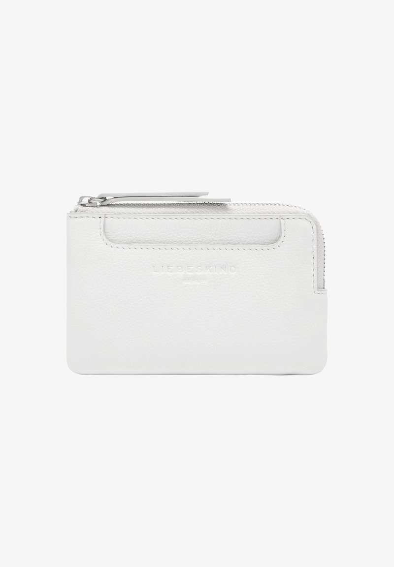 Biały skórzany portfel o teksturowanej powierzchni, z zamknięciem na zamek i wytłoczonym logo z przodu. Kompaktowy, prostokątny kształt, minimalistyczny design.