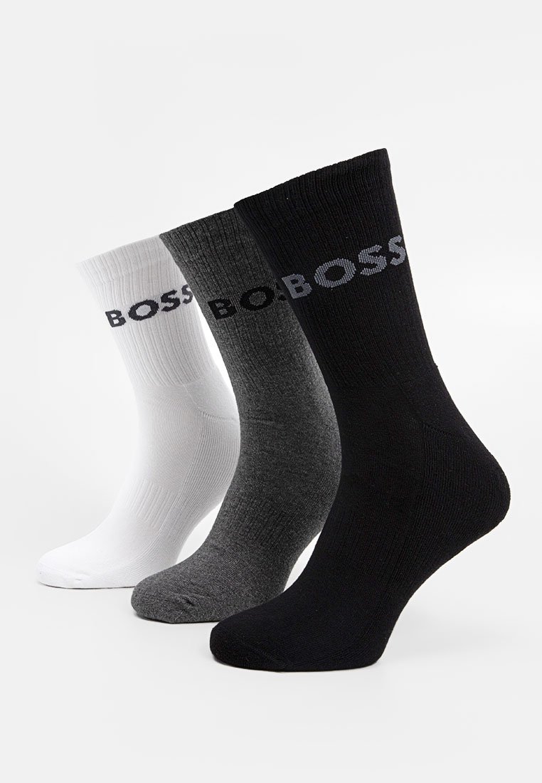 Drei Paar Crew-Socken in Weiß, Grau und Schwarz. Jede Socke hat eine gerippte Textur und ein Logo, das am oberen Bund aufgedruckt ist.