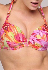 Top bikini multicolore con motivo floreale in rosa, arancione e verde. Ha spalline regolabili e un dettaglio arricciato al centro.