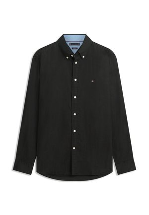 Camisa negra de manga larga con botones, forro interior del cuello en azul claro y pequeño logo bordado en rojo, blanco y azul en el pecho.