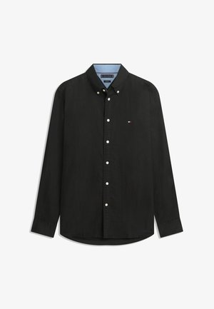 Camisa negra de manga larga con botones, forro interior del cuello en azul claro y pequeño logo bordado en rojo, blanco y azul en el pecho.