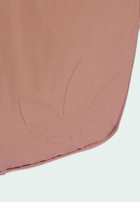 Borsa di tessuto color rosa polveroso con una texture liscia, dotata di un logo in rilievo e sottili accenti a righe lungo il bordo inferiore.