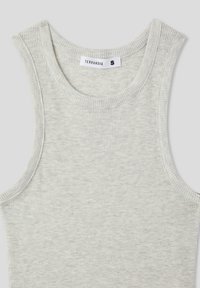 Jasnoszara, prążkowana koszulka bez rękawów z okrągłym dekoltem i szerokimi wycięciami na ramionach. Wykonana z miękkiego materiału o delikatnej fakturze. Widoczna metka marki.