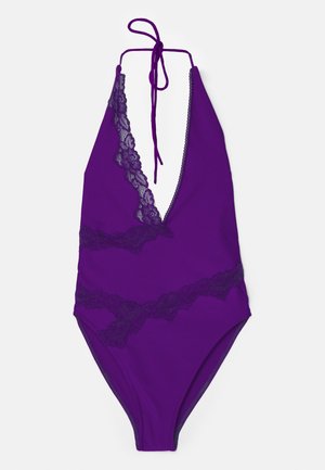 Maillot de bain une pièce violet avec un décolleté en V profond et des accents en dentelle. Présente un lien au cou et des jambes échancrées pour une silhouette ajustée.