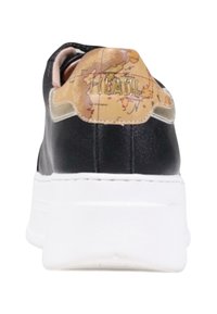 Sneaker nera in ecopelle con suola spessa bianca; presenta un'etichetta posteriore con stampa mappa e scritte in oro. Texture liscia, design minimal.